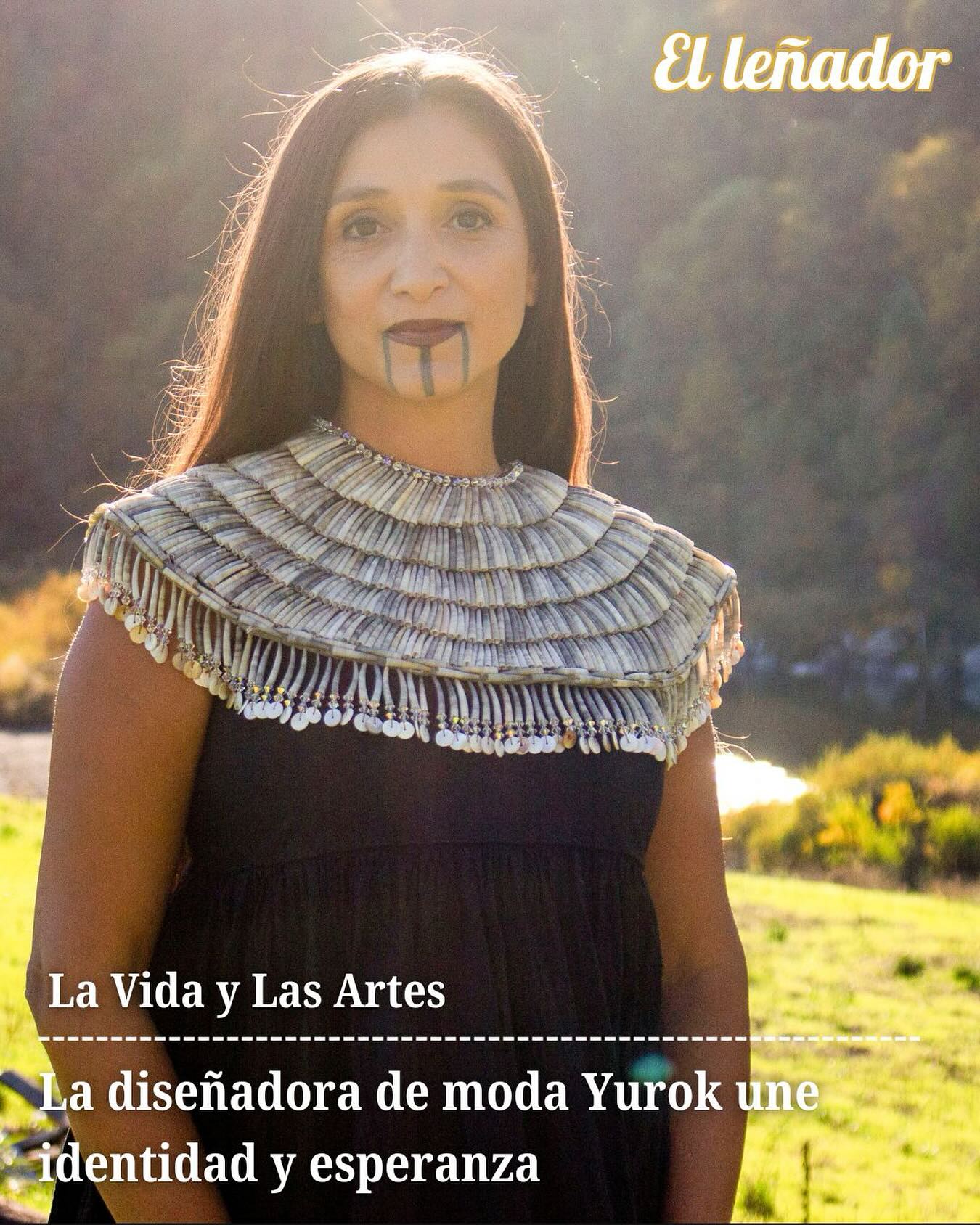 Para Shoshoni Hostler, un simple pasatiempo se ha convertido en ver su trabajo artesanal rozar alfombras rojas y páginas de revistas. Hostler comenzó con el conocimiento de las prácticas indígenas y unas cuantas cuentas. Ahora tiene su propio negocio, donde elabora joyería artesanal personalizada y trajes tradicionales. Al crecer con su comunidad tribal en Humboldt, su identidad yurok la ha conectado con una realidad y un propósito que supera sus sueños.

“Mi trabajo significa algo más grande que yo misma”, dijo Hostler. “Significa representar a los pueblos indígenas y mostrar las variaciones de nuestras culturas”.

Joely Proudfit es consultora de medios y copropietaria de The Native Networkers. Mientras Proudfit desfilaba por las alfombras rojas de los estrenos de cine y televisión en Hollywood, lució con orgullo los diseños de Hostler.

“Shoshoni Hostler está haciendo algo esencial en la moda. Está centrando el diseño indígena de California en espacios que históricamente nos han excluido”, dijo Proudfit. “He llevado sus piezas a importantes estrenos y eventos de moda porque su trabajo está profundamente arraigado en la tierra y en los materiales y tradiciones indígenas de California. No solo crea ropa hermosa, sino que crea piezas que reflejan miles de años de conocimiento y conexión con este lugar”.

Poder crear con orgullo y formar parte del mundo de la moda es un logro no solo para ella, sino para quienes representa.

“Muchas veces, en la sociedad en general, la gente piensa que los nativos americanos no existen, que estamos extintos”, dijo Hostler. “Que no participamos en diálogos culturales ni en estos otros espacios, y de hecho sí lo hacemos. Y eso da voz a eso: que no somos una cultura muerta, sino una cultura viva. Somos creativos. Somos artistas.”

Historia y foto de Noelle Doblado 

Para ver la historia completa, haga clic en el enlace de nuestra biografía.
#ellenadornews #condadodehumboldt #noticiasdehumboldt #CalPolyHumboldt #CPHumboldt #Accesshumboldt