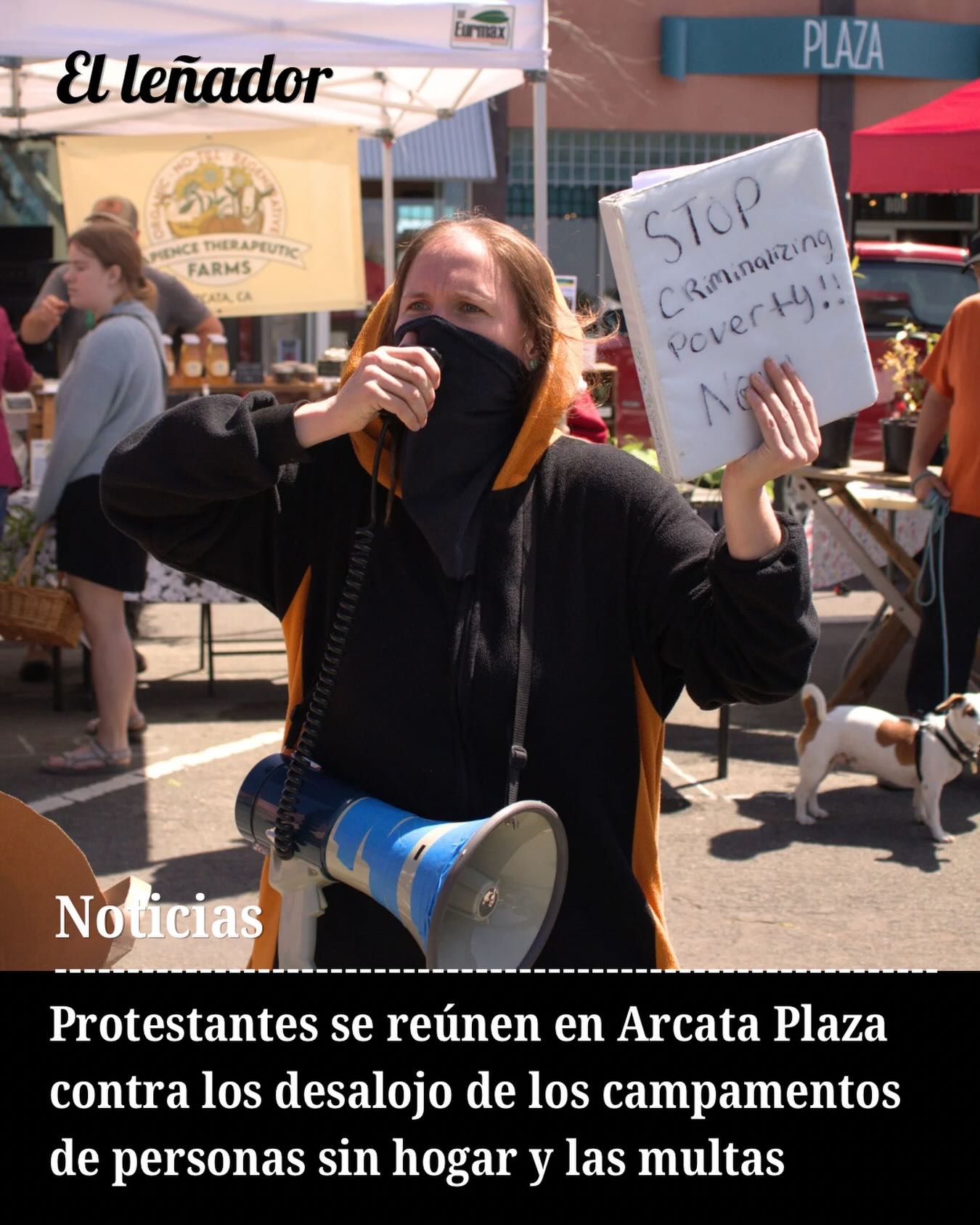 Unos 25 manifestantes se reunieron en Arcata Plaza entre el 18 y el 19 de abril para realizar una demostración de dos días contra el desalojo de los campamentos de personas sin hogar y el aumento de las multas por fumar y merodear en la plaza. 

Durante el mercado de granjeros del sábado, los compradores vieron a los manifestantes marchando con máscaras y una gran figura de papel maché. La protesta fue organizada por activistas independientes. Se centró en el desalojo de los campamentos, incluyendo “The Forty”. 

El protestante Arturo Flores afirmó que el objetivo del segundo día era aumentar la visibilidad y establecer una presencia más duradera tras lo que, en su opinión, había sido un primer día improvisado. 

“Estamos hartos de que se trate a las personas pobres, que son humanas, como si fueran basura”, dijo Flores. 

Escrito por Carmen Ruiz Fernández
Fotos por Carmen Ruiz Fernández

Para ver la historia completa, haga clic en el enlace de nuestra biografía.

#Arcata  #noticiasdehumboldt #Humboldt #CPHumboldt #Accesshumboldt