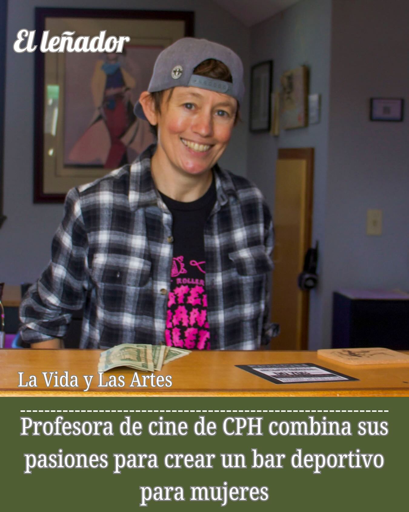 La combinación de sus distintas pasiones llevó a la creación de The Summitt, un bar deportivo para mujeres que también funciona como galería digital de arte y cine. Michelle “Trey” Cartier, una profesora de cine y arte en la universidad, estableció The Summitt en 2021 y abrió oficialmente sus puertas —vendiendo bebidas— en enero de 2023. El objetivo de Cartier al crear The Summitt fue ofrecer un espacio inclusivo donde diferentes comunidades pudieran coexistir. Cartier mezcla sus intereses para inspirar conversaciones entre personas de diferentes épocas de la vida.

“Soy filósofa, pensadora, y me gusta combinar cosas que normalmente no pensarías en mezclar, para abogar por un espacio humano más fuerte; eso, en sí, es una forma de abolición,” dijo Cartier.

La visión de Cartier para The Summitt comenzó en 2021, como respuesta a la desaparición de los “terceros espacios” durante la pandemia. Su objetivo es recuperar los espacios queer donde la gente pueda ser simplemente humana, en un ambiente donde se sientan reconocidos, elevados e inspirados.

Historia por Pamela Hernandez y traducido por Maryanne Casas-Pérez 

Para ver la historia completa, haga clic en el enlace de nuestra biografía.

#ellenadornews #condadodehumboldt #noticiasdehumboldt #CalPolyHumboldt #CPHumboldt #Accesshumboldt