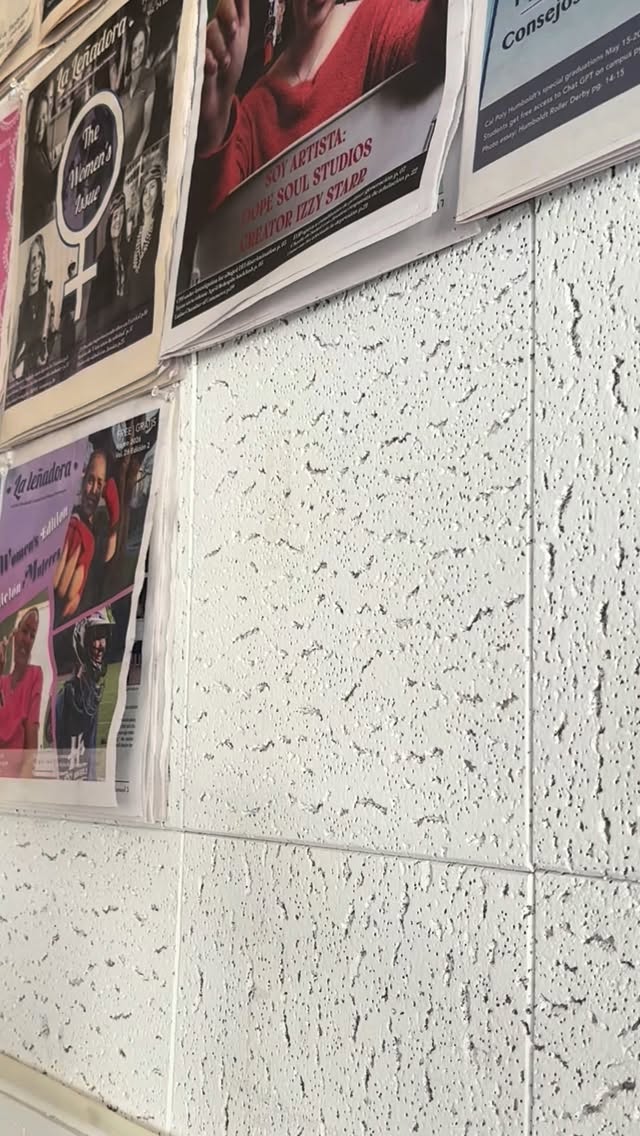 Our April edition is out now! You can pick up a copy on or off campus 🗞️✨ 

We’ve got stories on: 
-Cesar Chavez holiday being renamed
-Umoja coordinator leaving CPH
-Breaking down cannabis taboos 
-Men’s basketball 
-New queer book club on campus 

And many more! 

#elleñadornews #noticiasbilingües  #accesshumboldt #cphumboldt #humboldt

🤳: @kaschronicles 
———————————————————————

¡Nuestra edición de abril ya está disponible! Puedes conseguir una copia dentro o fuera del campus.

Tenemos historias sobre:
-ICE en los aeropuertos
-informe sobre estudiantes y facultad latine
-celebración anual del Big Time
-el taller de El Centro en la cocina

Y muchas más!

🤳: @kaschronicles