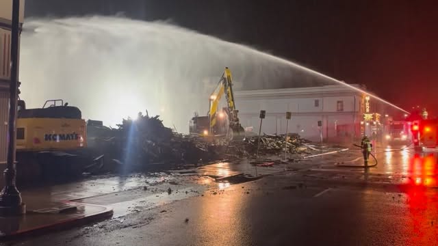 El 2 de enero, un incendio estructural se estalló alrededor de las 2:30 p.m. en la calle 10 y H en Arcata. El fuego comenzó cerca en Hensel’s Hardware y se propagó a Global Village Gallery, Northtown Books y Dandar’s Boardgames and Books. Bomberos locales respondieron al incendio y departamentos vecinos como Eureka, Fortuna y Humboldt Bay Fire fueron enviados para asistir al Distrito de Bomberos de Arcata. 

Según el administrador de la ciudad de Arcata, Merritt Perry, aproximadamente siete negocios y ocho apartamentos resultaron dañados en el incendio. Al momento se desconoce la causa del incendio. 

“Por lo que puedo ver, prácticamente es una pérdida total”, dijo Perry.

Alrededor de las 5:45 p.m., el incendio estaba prácticamente contenido y los bomberos trabajaron con excavadoras para tumbar partes de los edificios para alcanzar todas las partes del incendio desde dentro de los edificios. Pacific Gas and Electric Company (PG&E) apagó el gas en el área como medida de precaución. 

“Todo este bloque está inoculado y los edificios adyacentes, así que creo que ahora mismo lo tienen contenido y no hay riesgo adicional de que se propague”, dijo Perry. 

“Definitivamente rociaron mi edificio, pero aun así me preocupa un poco; tengo muchas cosas allí”, dijo Cameron Clarke en la escena, cosmetólogo en One Stop Salon, situado cerca del incendio.

La policía y el Departamento de bomberos de Arcata emitieron una evacuación obligatoria para los negocios y residencias de los alrededores. Según el concejal de la ciudad de Arcata y exalcalde Alex Stillman, la ciudad de Arcata está trabajando con el Red Cross para pagar por cuartos en el Hotel Arcata para las personas desplazadas por el incendio. Si usted ha sido desplazado debido al incendio, comuníquese con el Red Cross al (707) 496-8278.

Historia por Mia Costales
Traducido por Salvador Sandoval-Garduno
Videos de Cody Wright