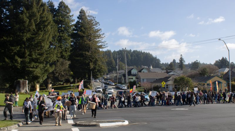 Protestantes marchan por Arcata el 23 de enero